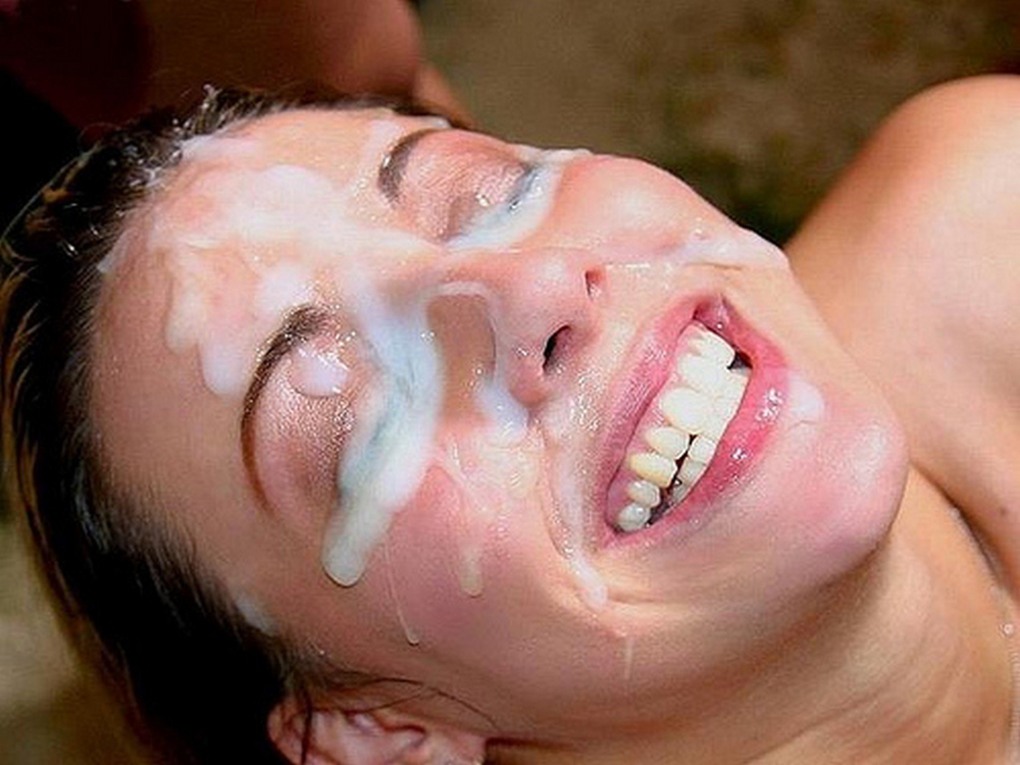 Офигительная брюнеточка принимает сперму на лицо после отличного секса