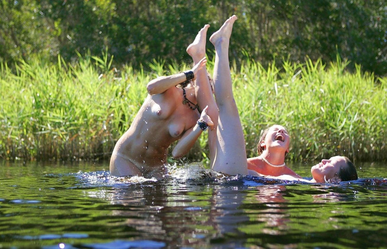 Грудастая русалка сняла купальник на речке - порно фото