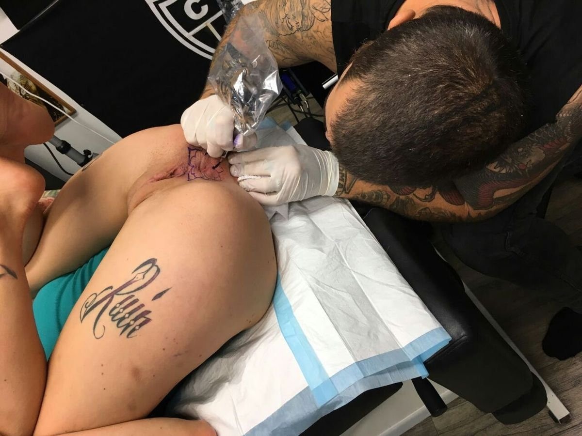 Полноватый байкер ставит татуированную девицу раком и долго имеет в писечку