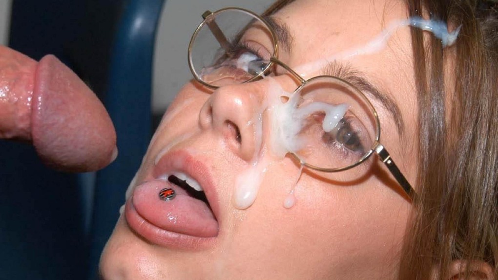 Зрелая немка в очках защищающих от попадания спермы в глаза подставила лицо для мастурбирующего парня чтобы он кончил