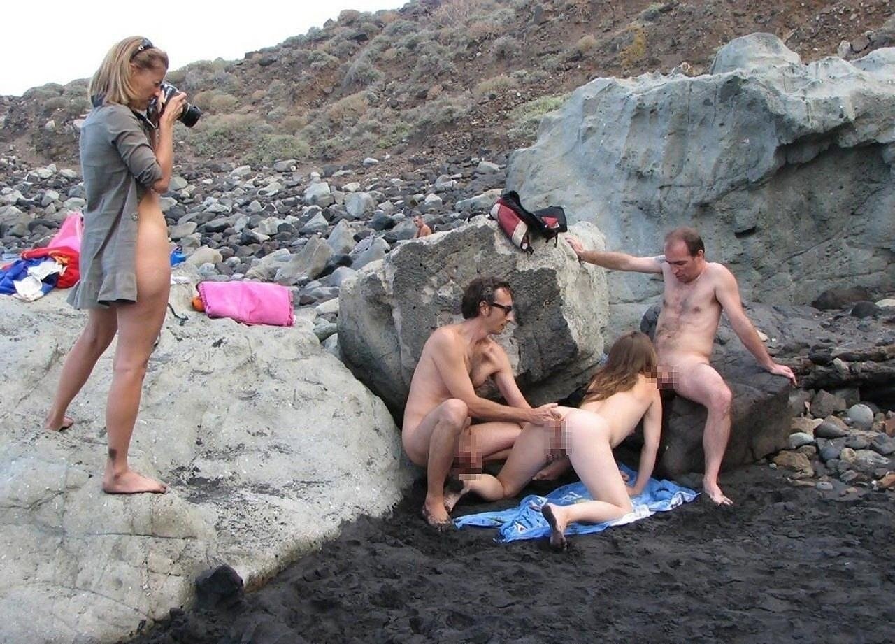 Порно с нудистами на диком пляже фото