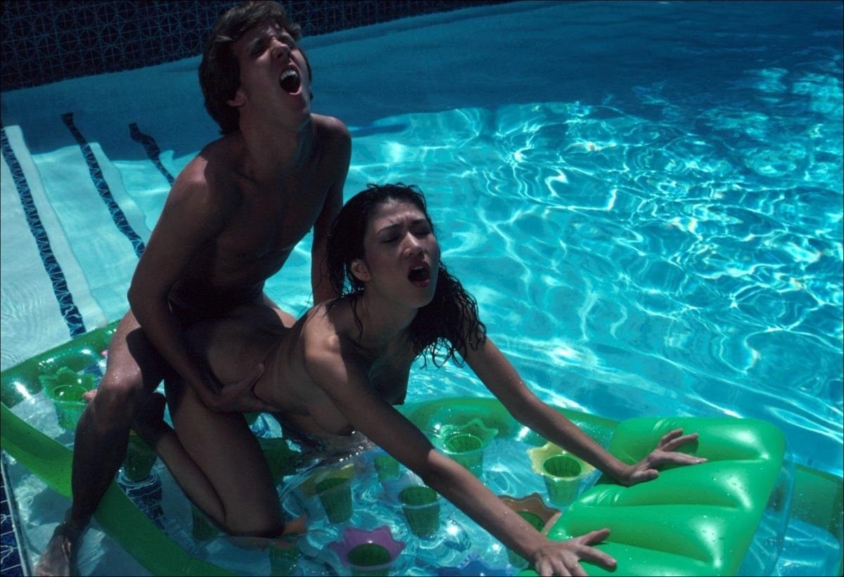 порно в бассейне молодой пары фото 36