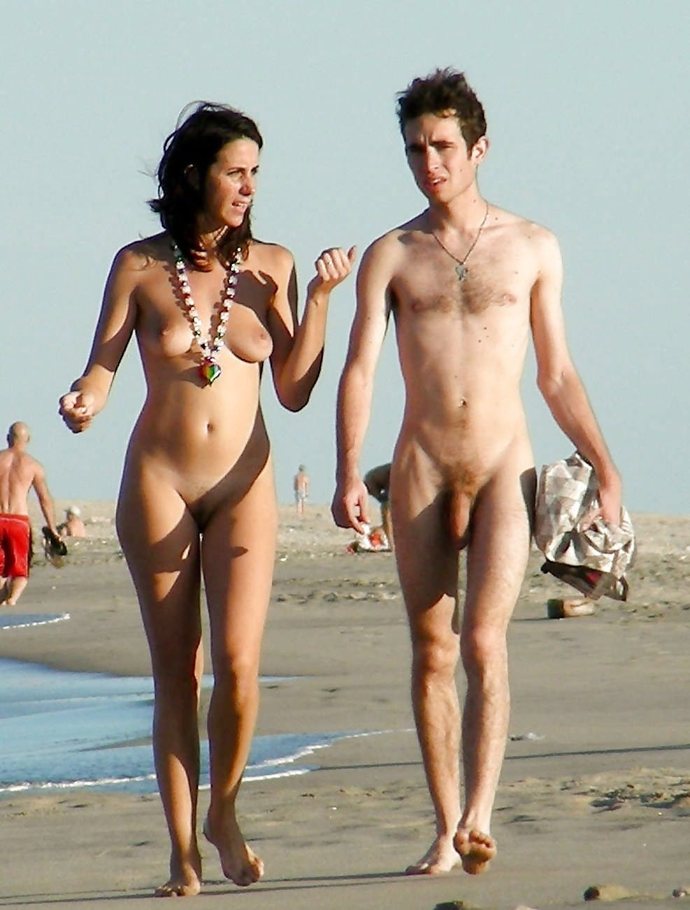 Порно видео голые мужчины пляж