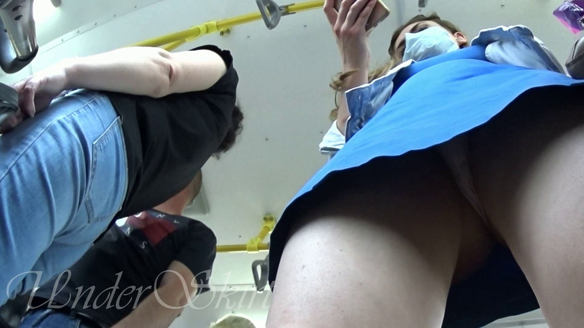 Порно под юбкой в метро девушки