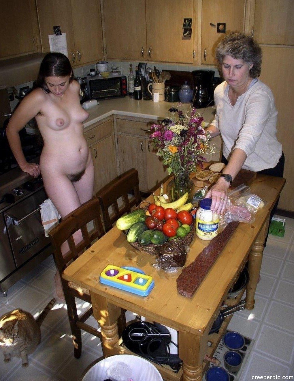 Порно видео: голая жена встречает гостей