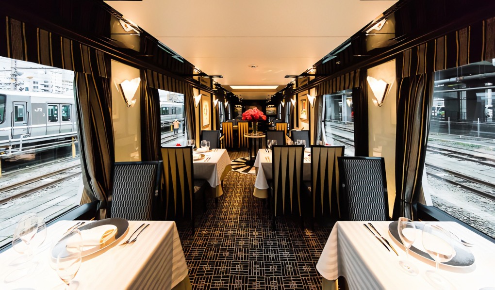 Проводницы на работе в вагоне-ресторане шалят с богатыми пассажирами