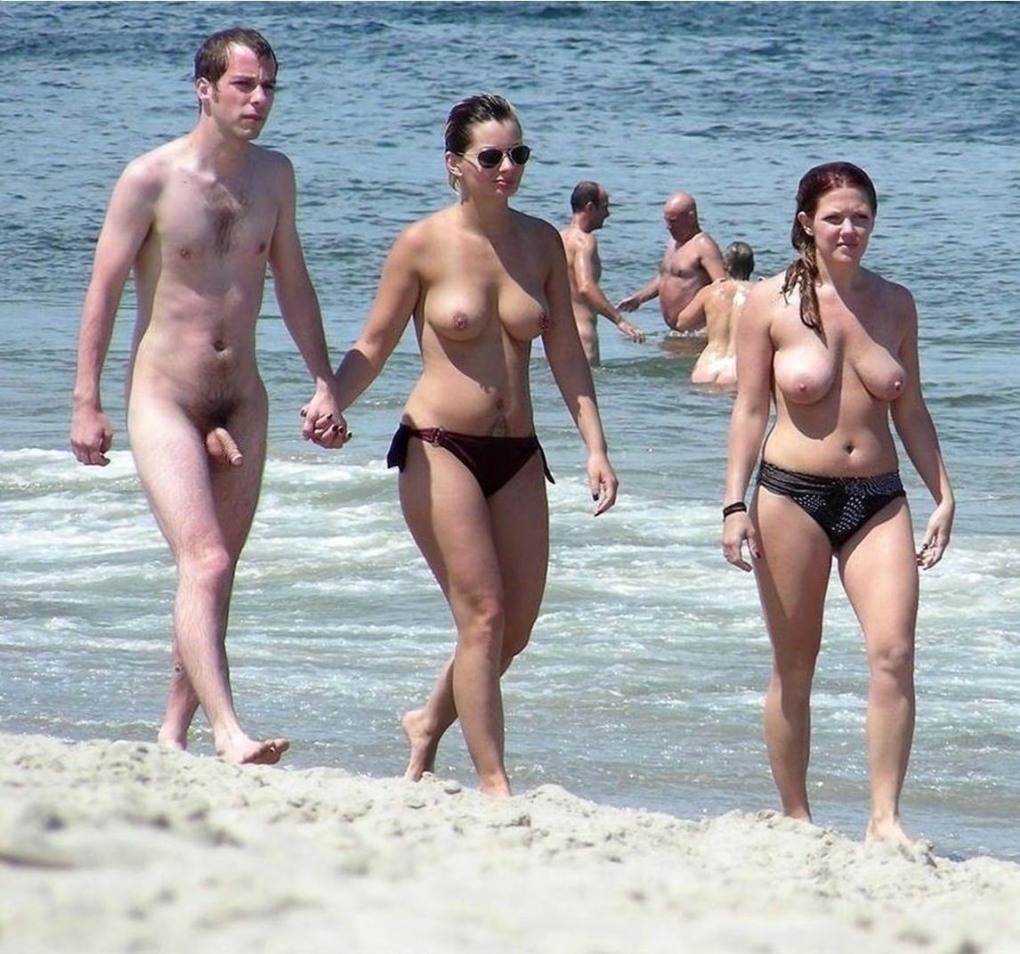 женщины в купальниках с голыми мужиками фото 2