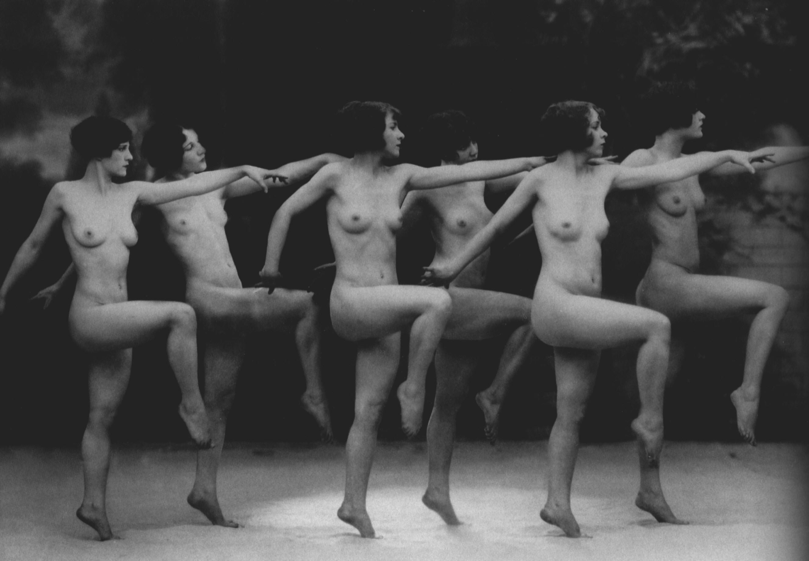 Танцующие голые женщины