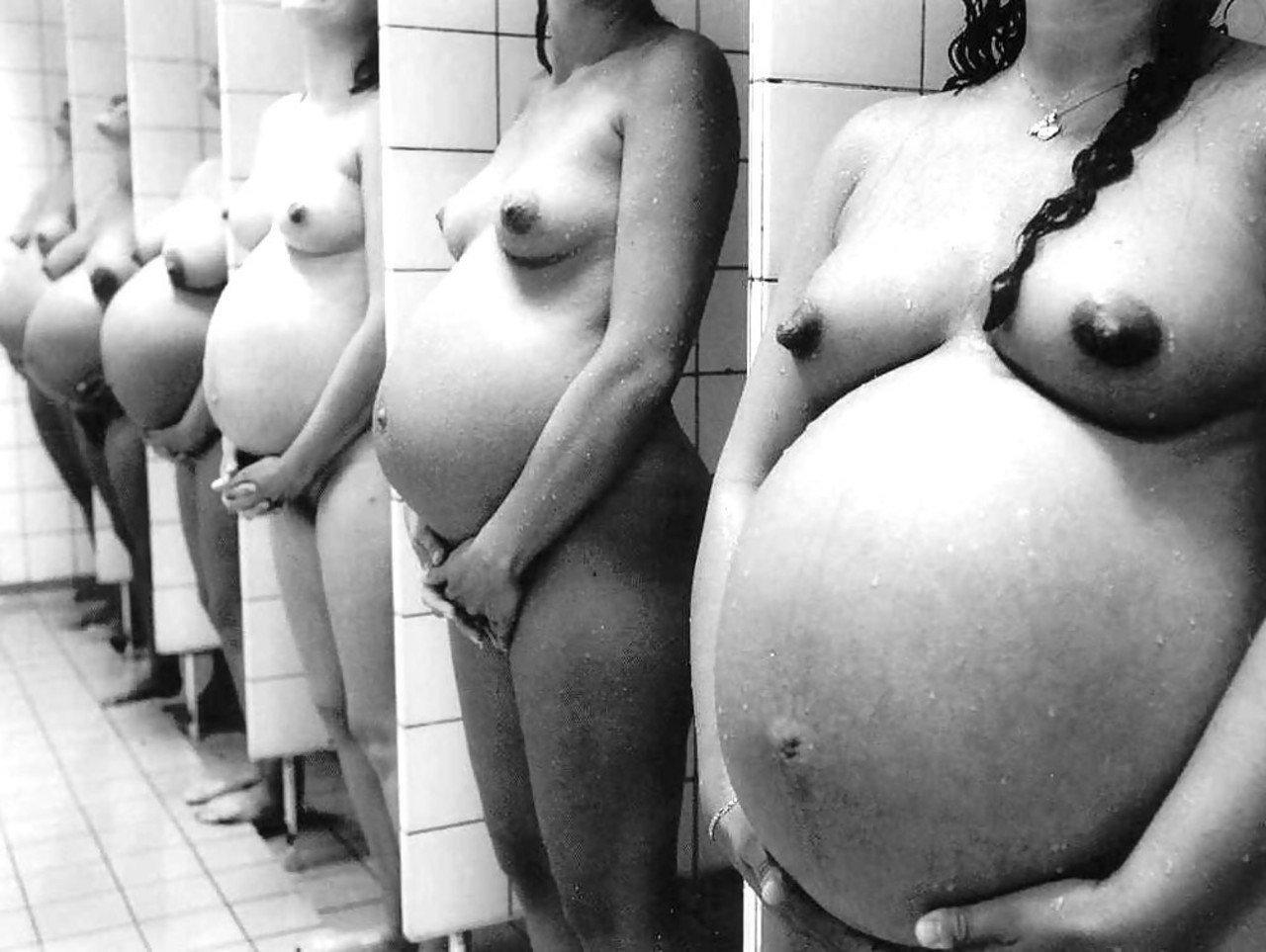 Голая беременная девушка с большим животом и сиськами - фото секс и порно XNXXphoto.org