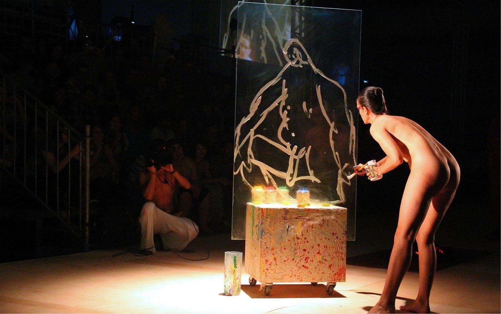 женщина при голая в театре фото фото 28