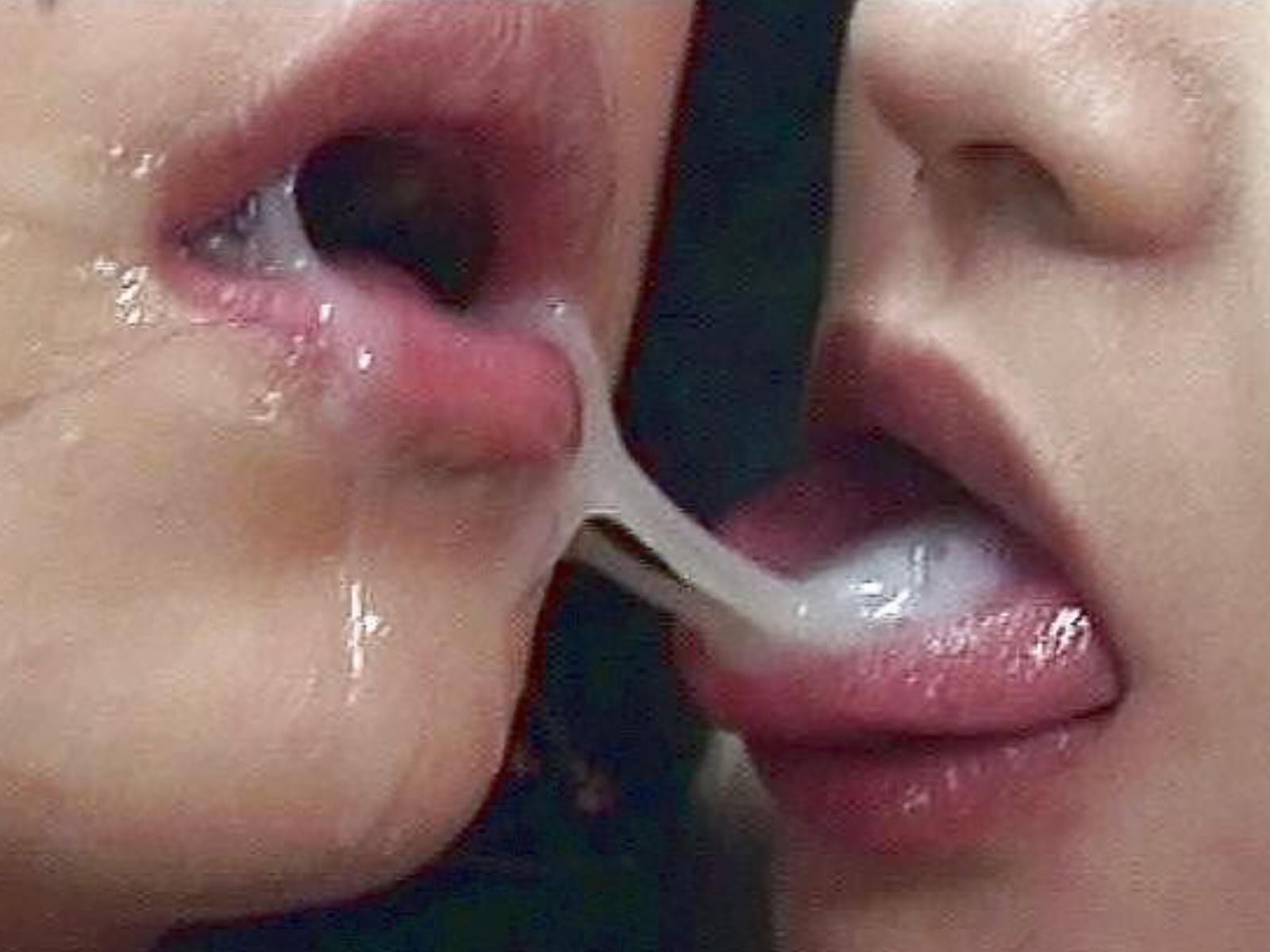 Порно видео: поцелуй мужчины и женщины со спермой во рту