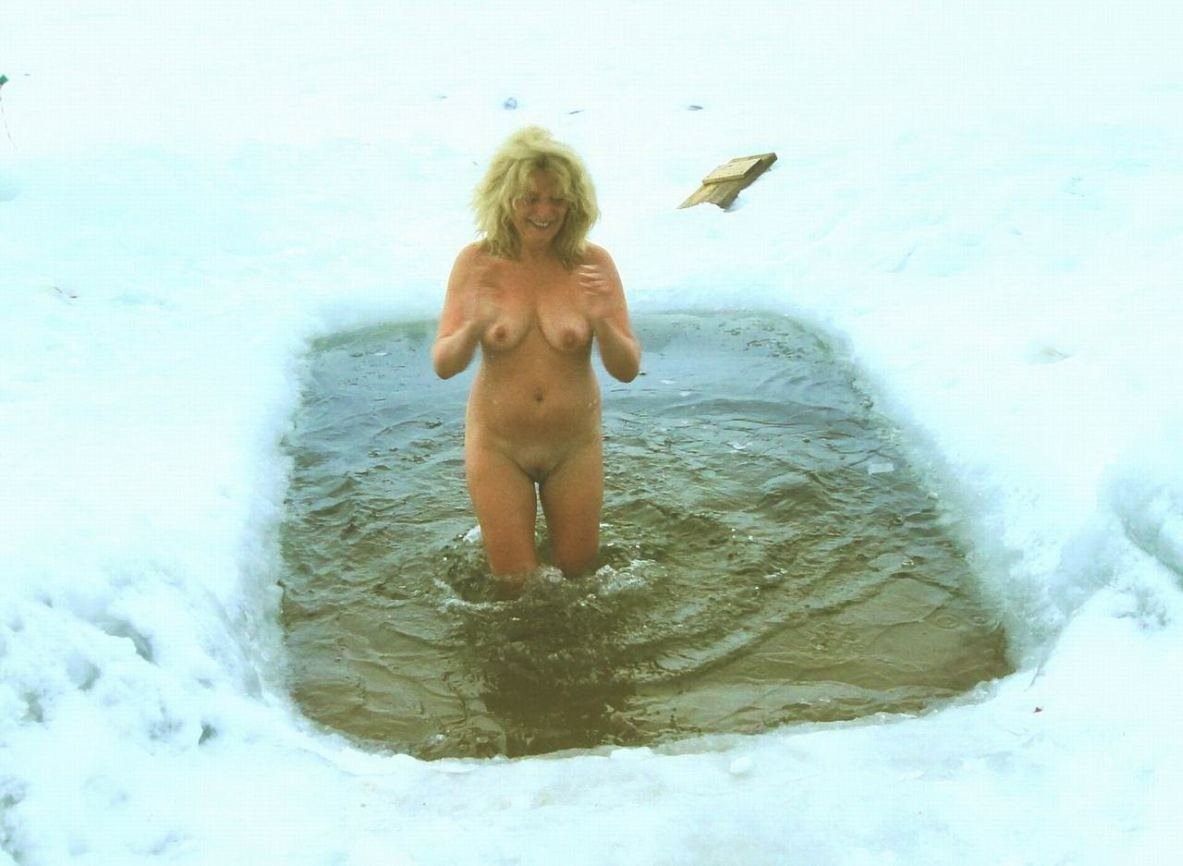зрелые женщины купаются голыми фото 34