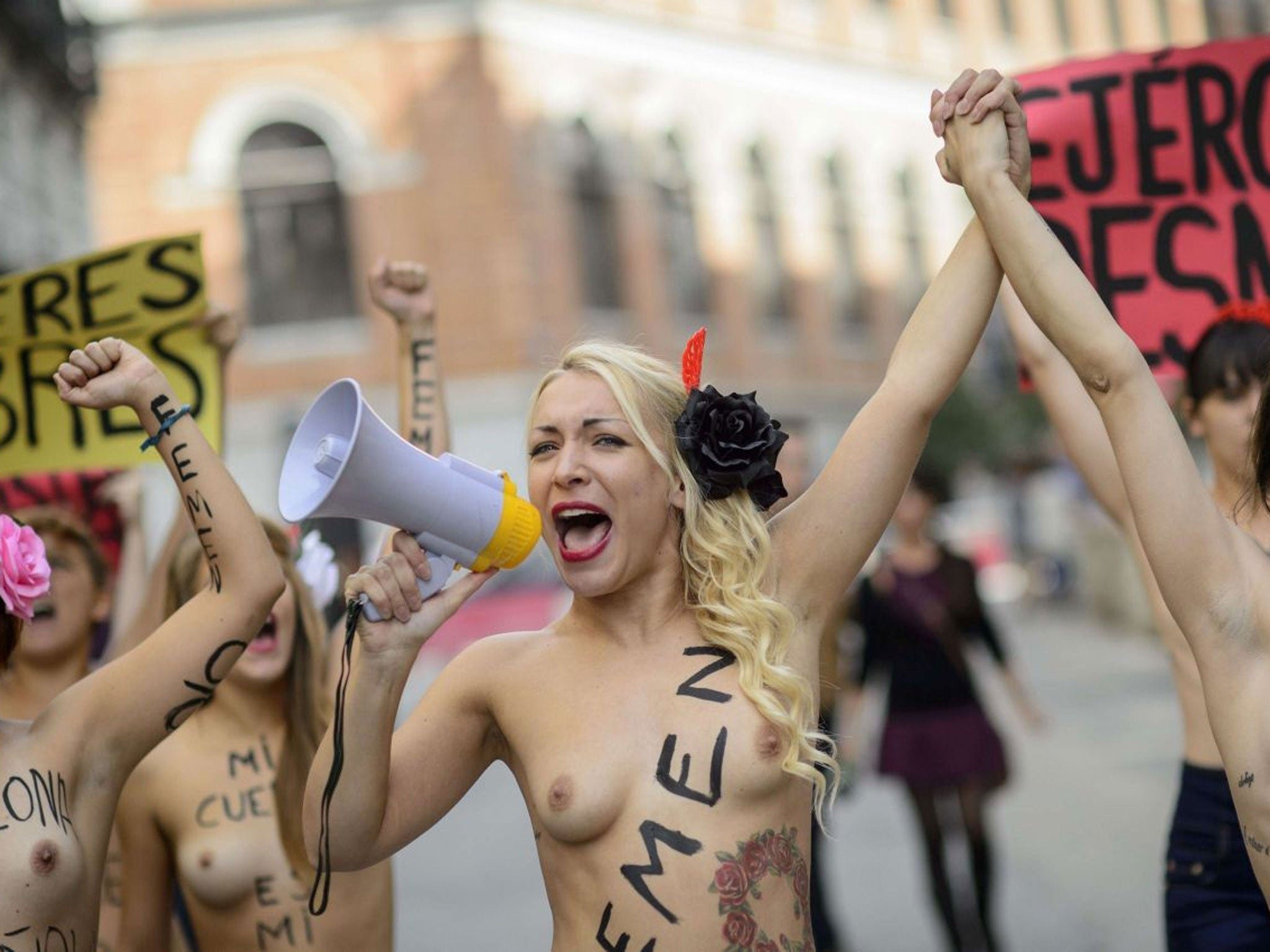 Femen против Путина: как российского президента встретили в Германии | rebcentr-alyans.ru
