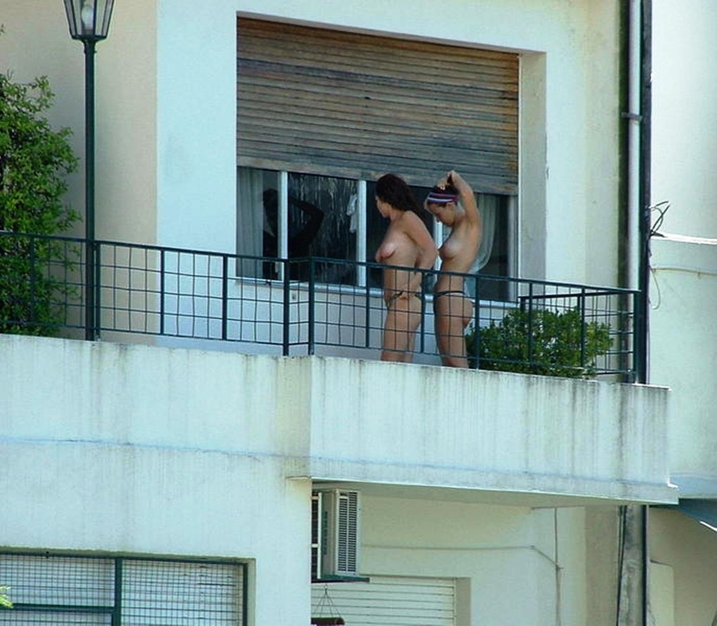 голые мужчины в окне фото 96