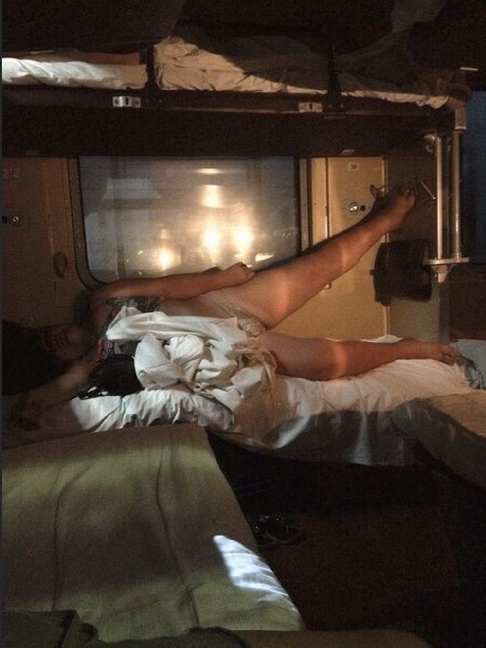 спящую попутчицу в поезде порно фото 62