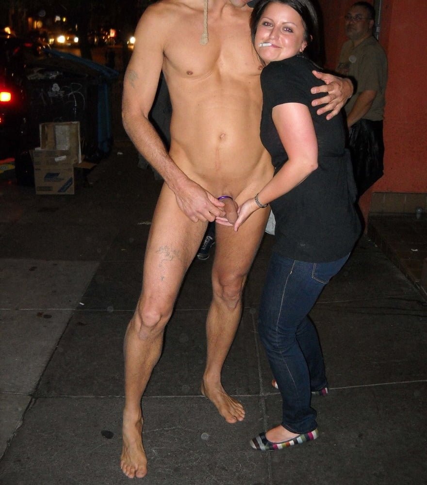 голые парни с одетыми девушками по улице фото 26