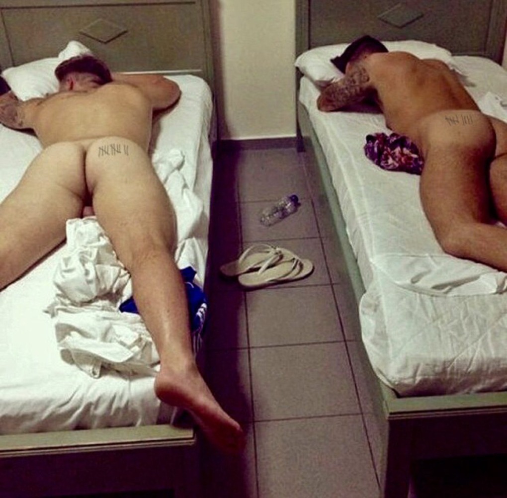 голые пьяные спящие парни фото 44