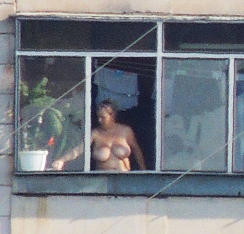 Секс наблюдать через окно