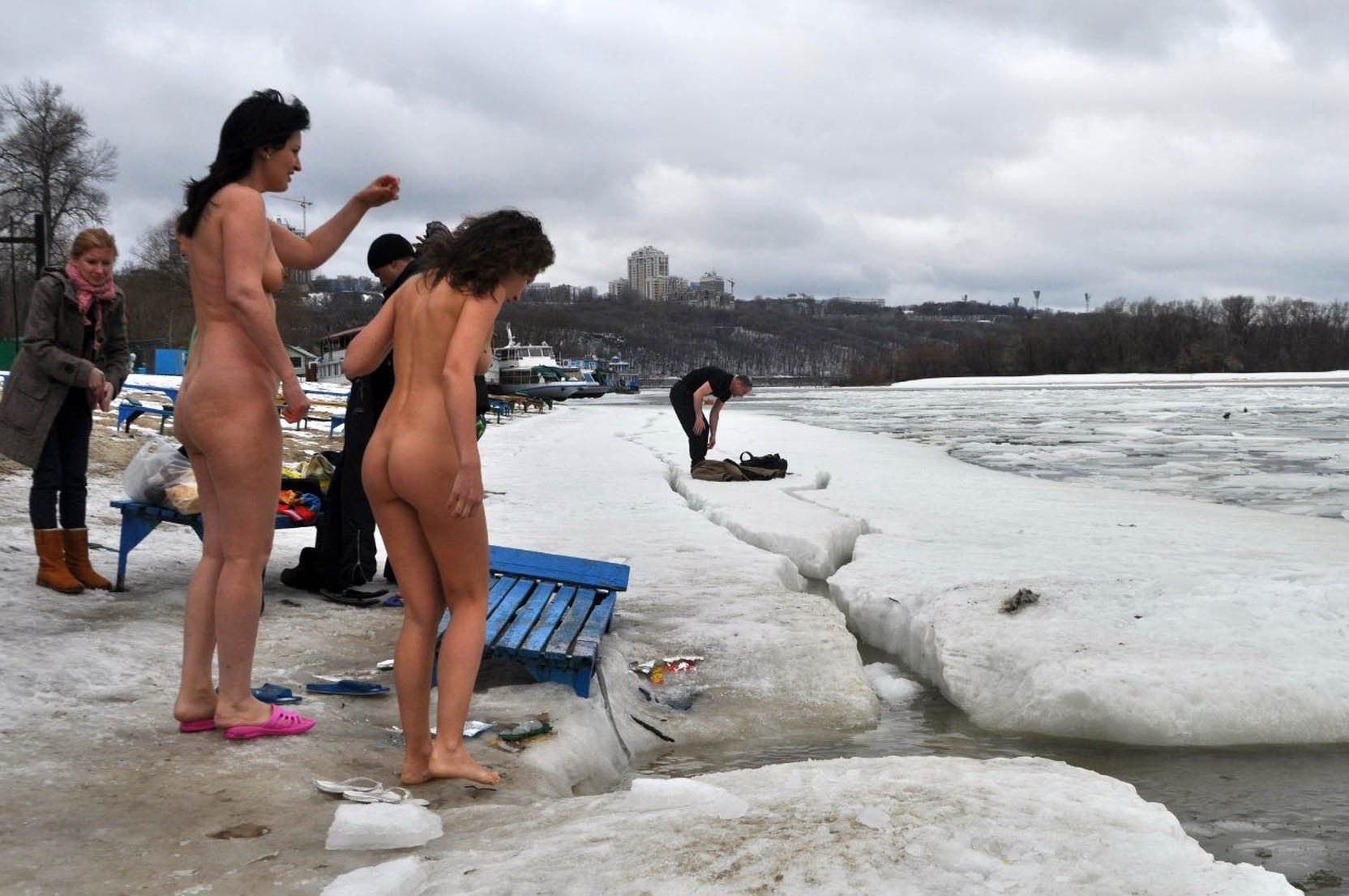 Окунание в прорубь совершенно голые нудистки - фото секс и порно  XNXXphoto.org