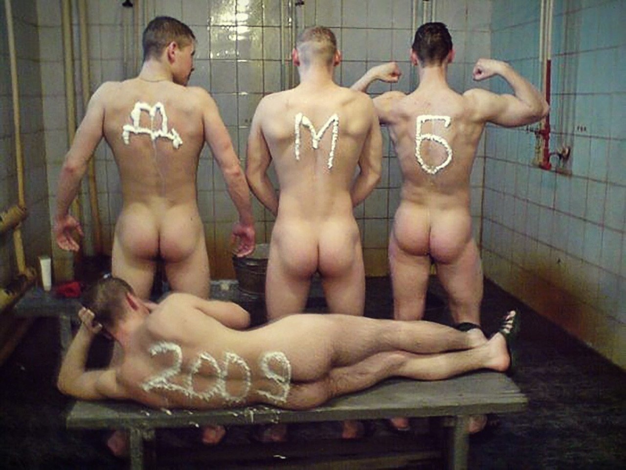 Обнаженные обнаженной мужики моются в бане - фото секс и порно XNXXphoto.org