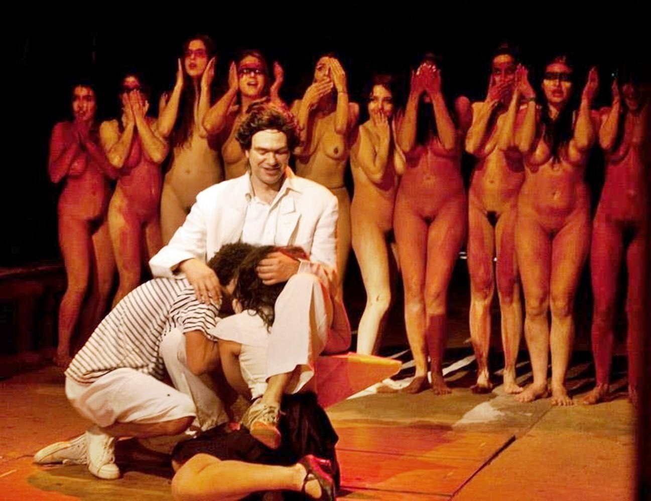 «Неоправданно одетые люди»: зачем в театре голые актеры