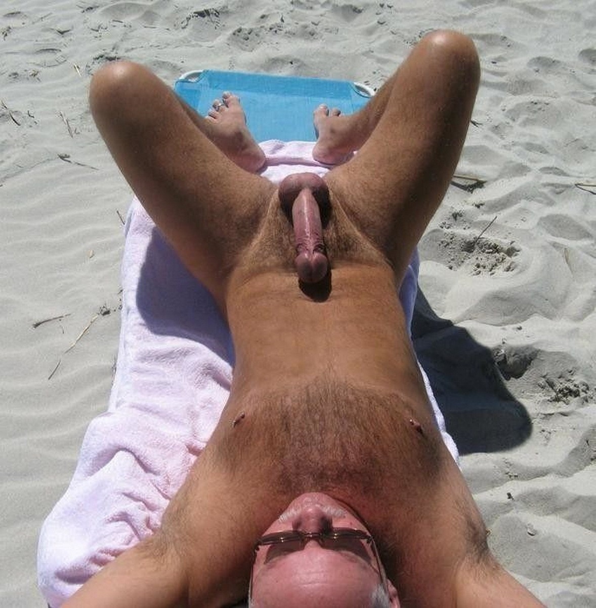 парни на пляже с голыми членами фото 88