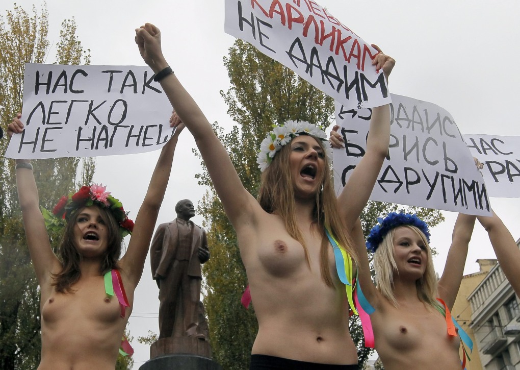 Протесты с голыми сиськами (65 фото) - порно