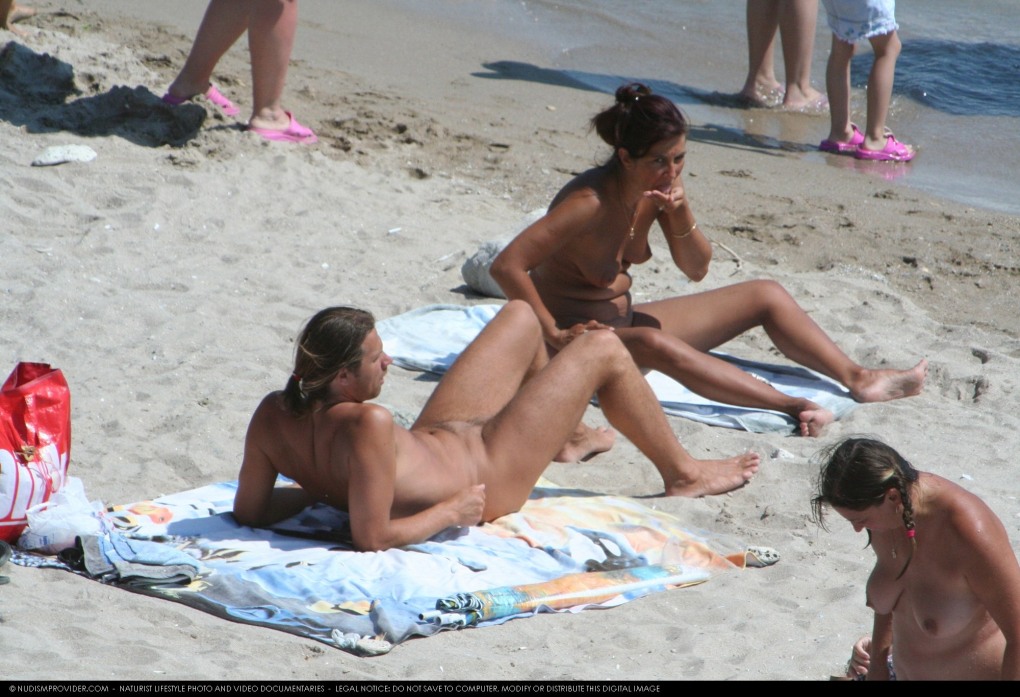 Голые женщины на нудистском пляже