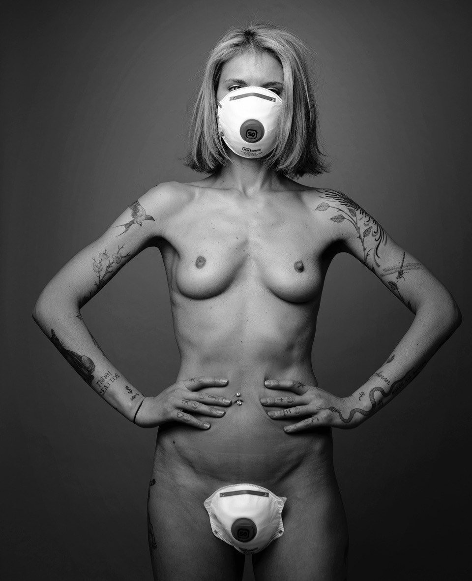 Голая девушка в маске (63 фото) - секс фото