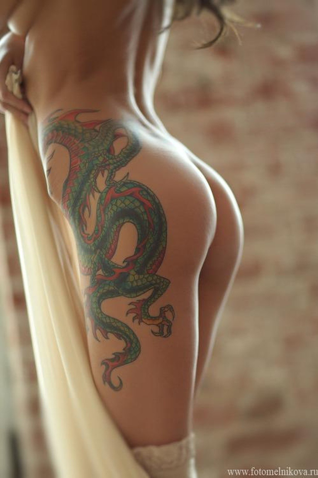девушка с татуировкой дракона в жопу фото 4