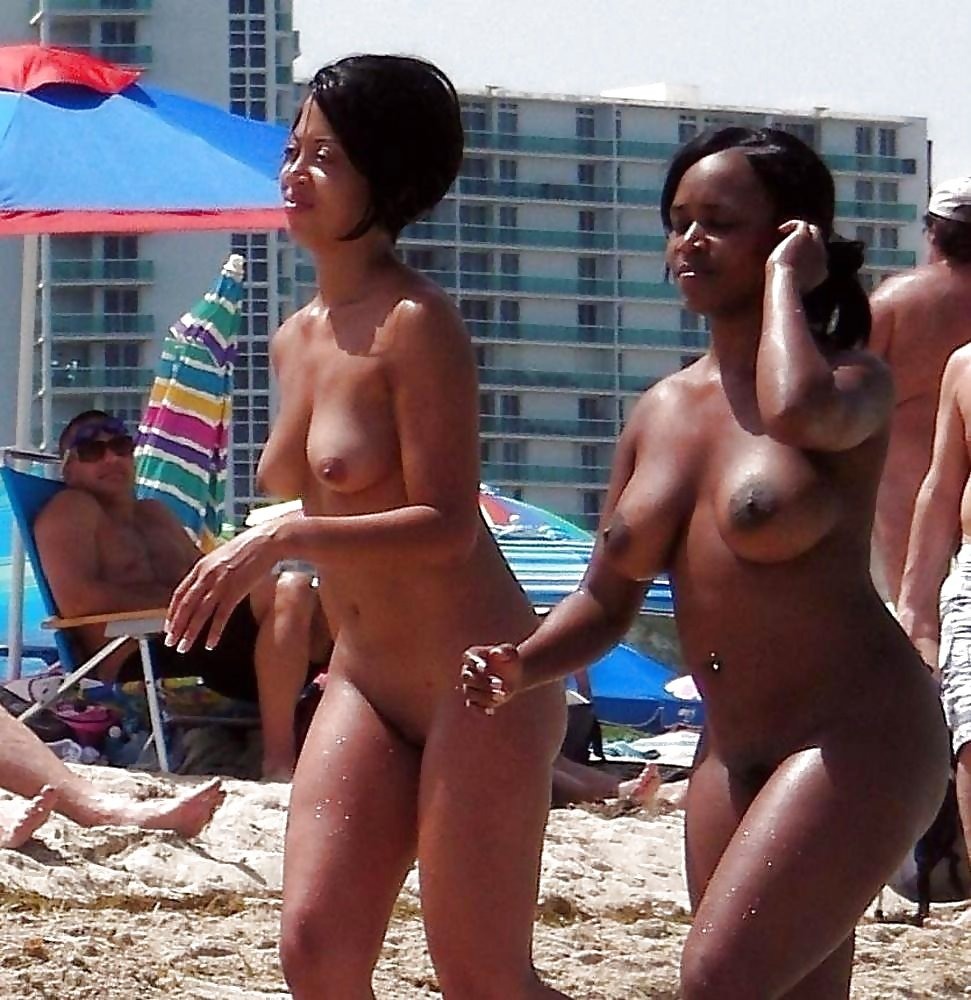 Негритянки на нудистском пляже (55 фото)