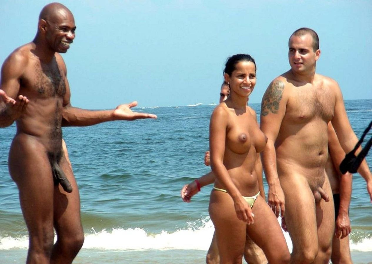 парни на пляже с голыми членами фото 43